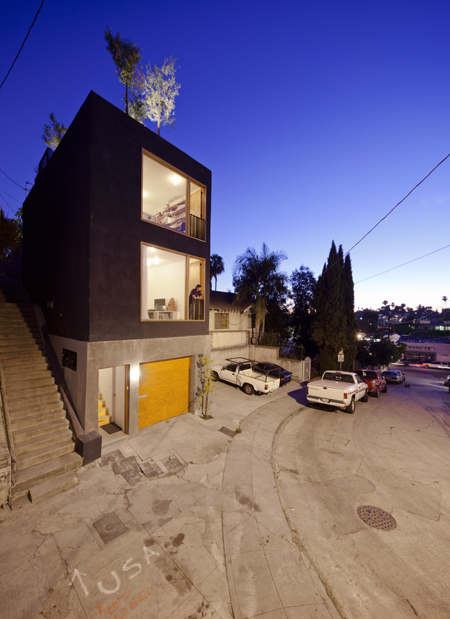 The "Eel's Nest" house maximizes light and space on a tiny Los Angeles lot. It has two bedrooms in 960 sq ft. | www.facebook.com/SmallHouseBliss