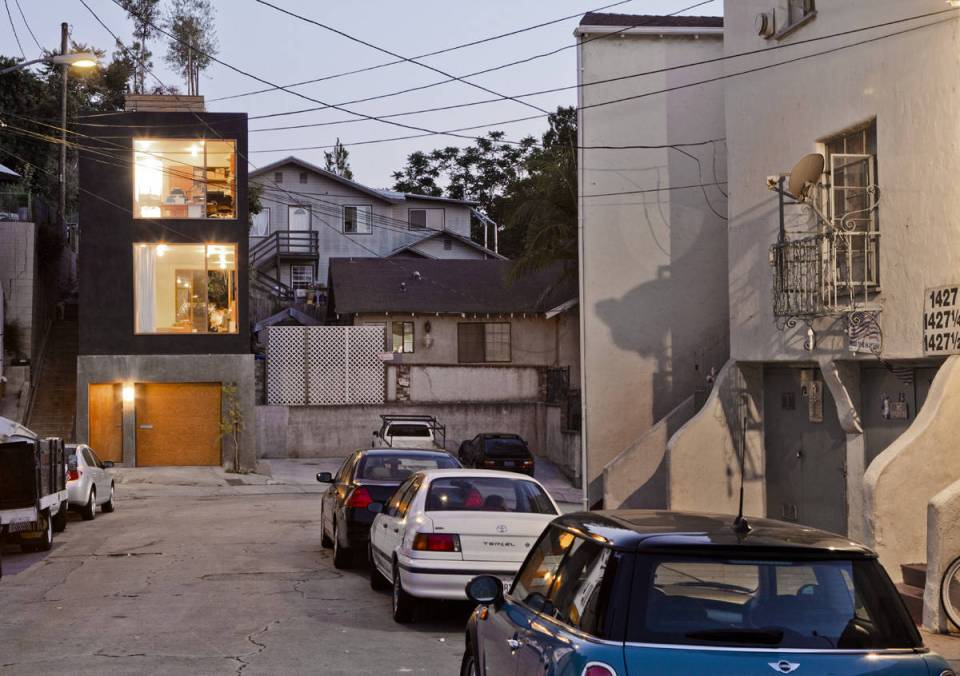 The "Eel's Nest" house maximizes light and space on a tiny Los Angeles lot. It has two bedrooms in 960 sq ft. | www.facebook.com/SmallHouseBliss