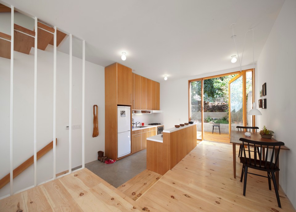 The "Eel's Nest" house maximizes light and space on a tiny Los Angeles lot. It has two bedrooms in 960 sq ft. | www.facebook.com/SmallHouseBliss