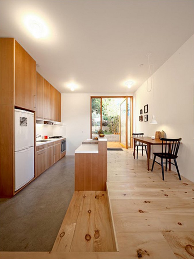 The "Eel's Nest" house maximizes light and space on a tiny Los Angeles lot. It has two bedrooms in 960 sq ft. | www.facebook.com/SmallHouseBliss