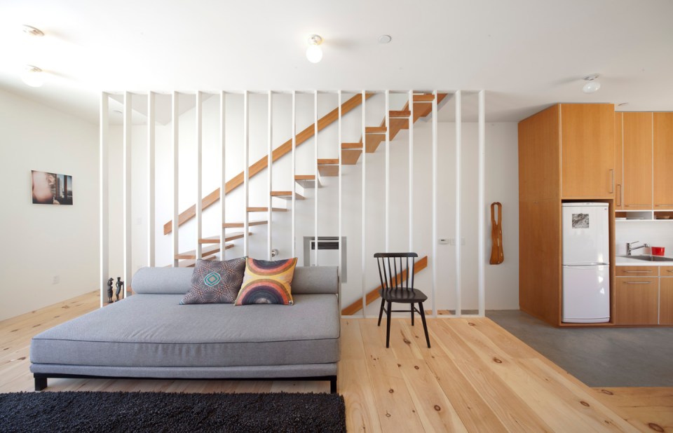 The "Eel's Nest" house maximizes light and space on a tiny Los Angeles lot. It has two bedrooms in 960 sq ft. | www.facebook.com/SmallHouseBliss