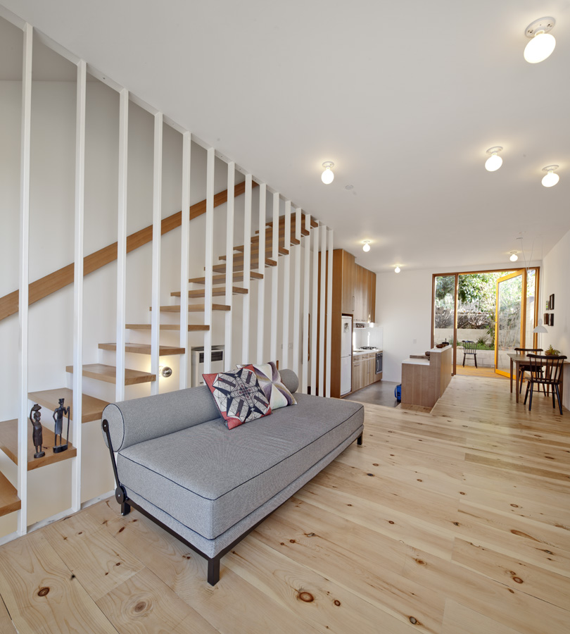 The "Eel's Nest" house maximizes light and space on a tiny Los Angeles lot. It has two bedrooms in 960 sq ft. | www.facebook.com/SmallHouseBliss