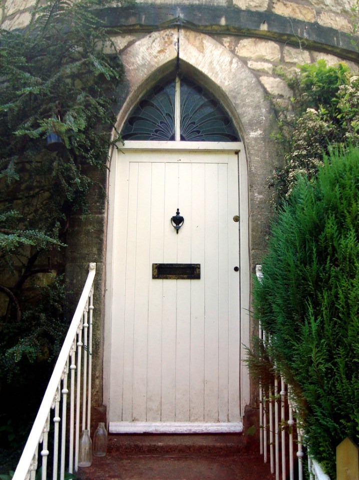 The Chalford Roundhouse, a small stone tower built in the 1790's to house a canal worker's family. | www.facebook.com/SmallHouseBliss