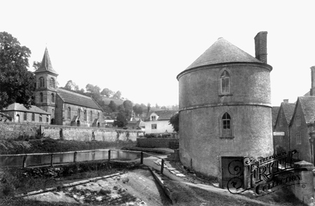 The Chalford Roundhouse, a small stone tower built in the 1790's to house a canal worker's family. | www.facebook.com/SmallHouseBliss
