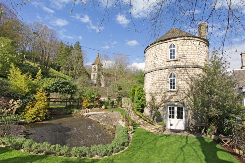 The Chalford Roundhouse, a small stone tower built in the 1790's to house a canal worker's family. | www.facebook.com/SmallHouseBliss