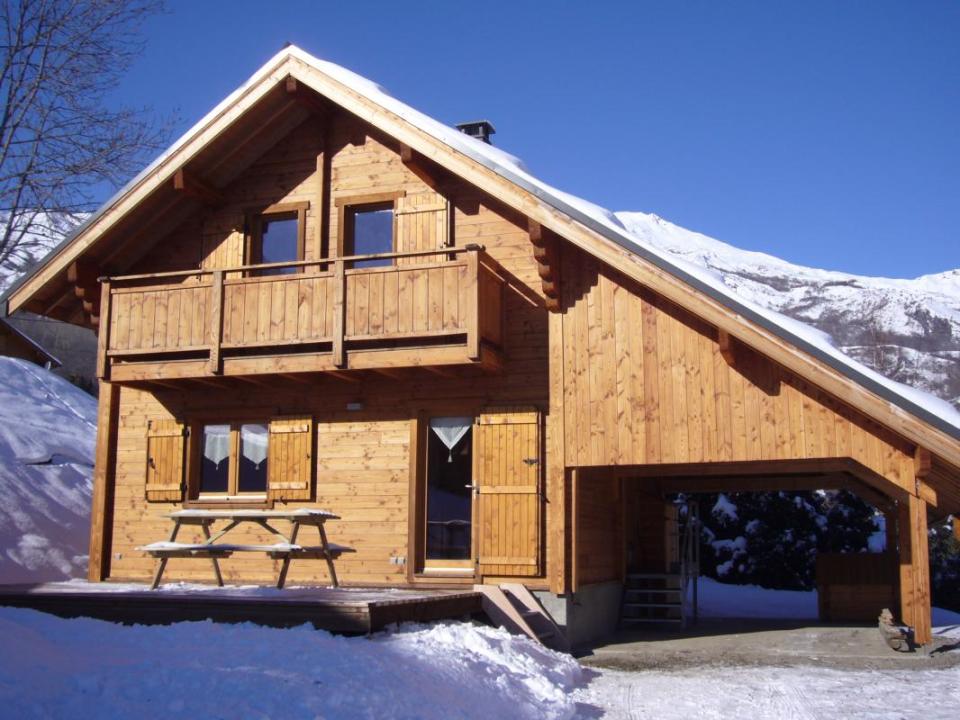 A cozy ski chalet in the French Alps with 3 bedrooms in 846 sq ft. | www.facebook.com/SmallHouseBliss