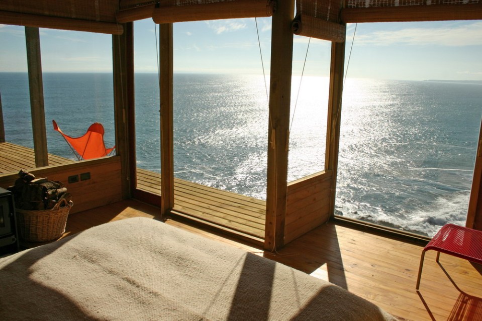 This modest cabin has a dramatic clifftop setting. The cabin has 1 bedroom in 592 sq ft. | www.facebook.com/SmallHouseBliss