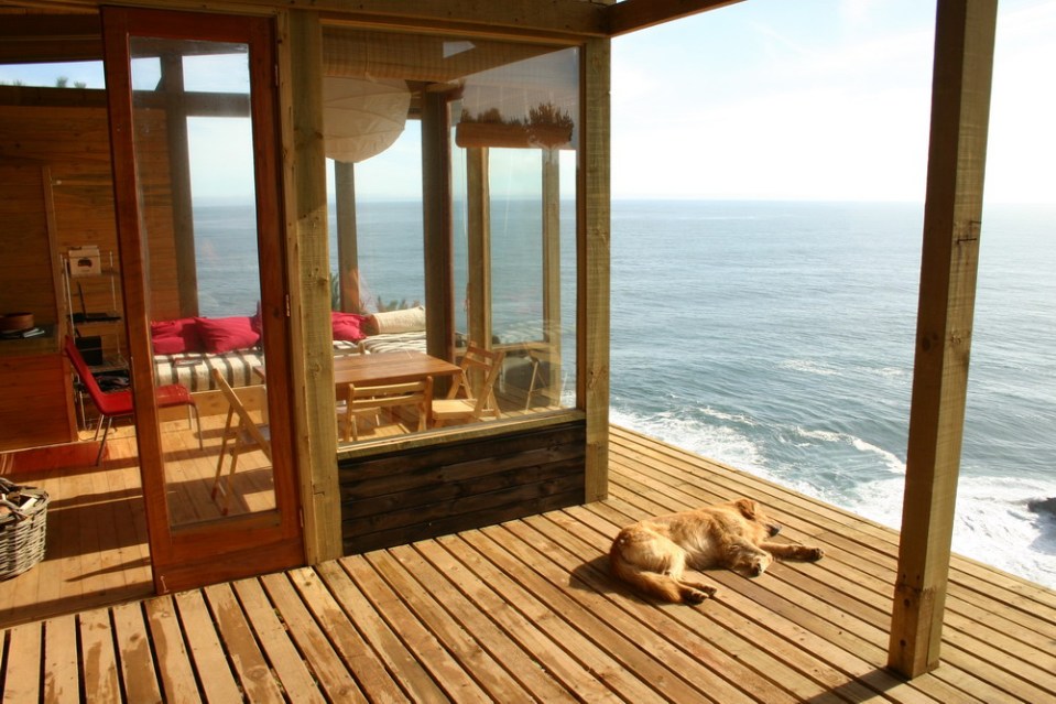 This modest cabin has a dramatic clifftop setting. The cabin has 1 bedroom in 592 sq ft. | www.facebook.com/SmallHouseBliss