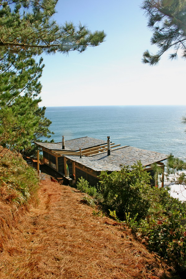 This modest cabin has a dramatic clifftop setting. The cabin has 1 bedroom in 592 sq ft. | www.facebook.com/SmallHouseBliss