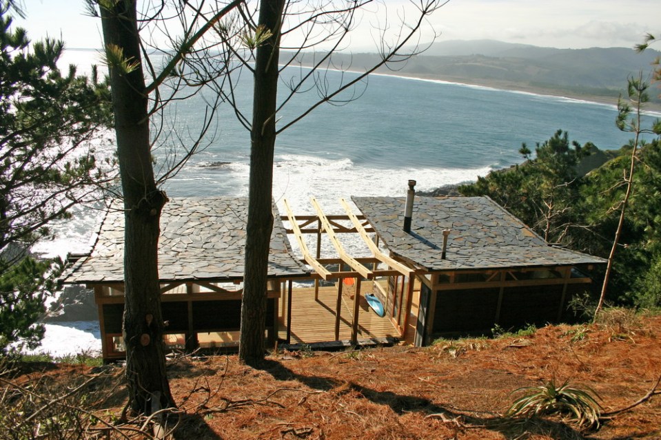 This modest cabin has a dramatic clifftop setting. The cabin has 1 bedroom in 592 sq ft. | www.facebook.com/SmallHouseBliss