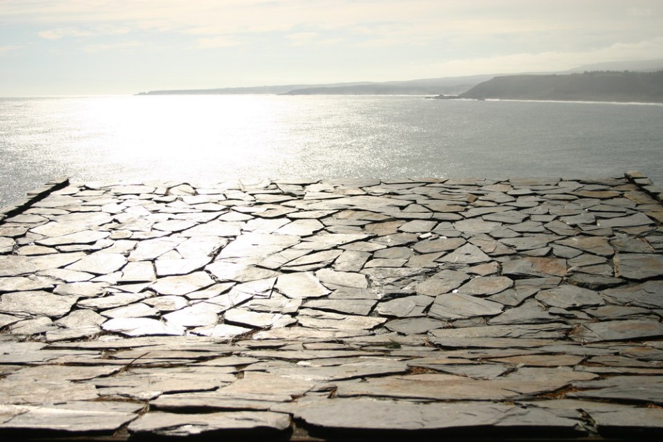 This modest cabin has a dramatic clifftop setting. The cabin has 1 bedroom in 592 sq ft. | www.facebook.com/SmallHouseBliss