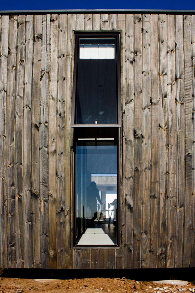 Casa B8, a small modern beach house in Chile. | www.facebook.com/SmallHouseBliss