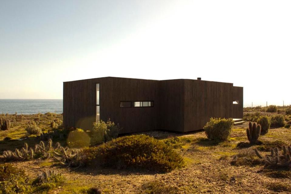 Casa B8, a small modern beach house in Chile. | www.facebook.com/SmallHouseBliss