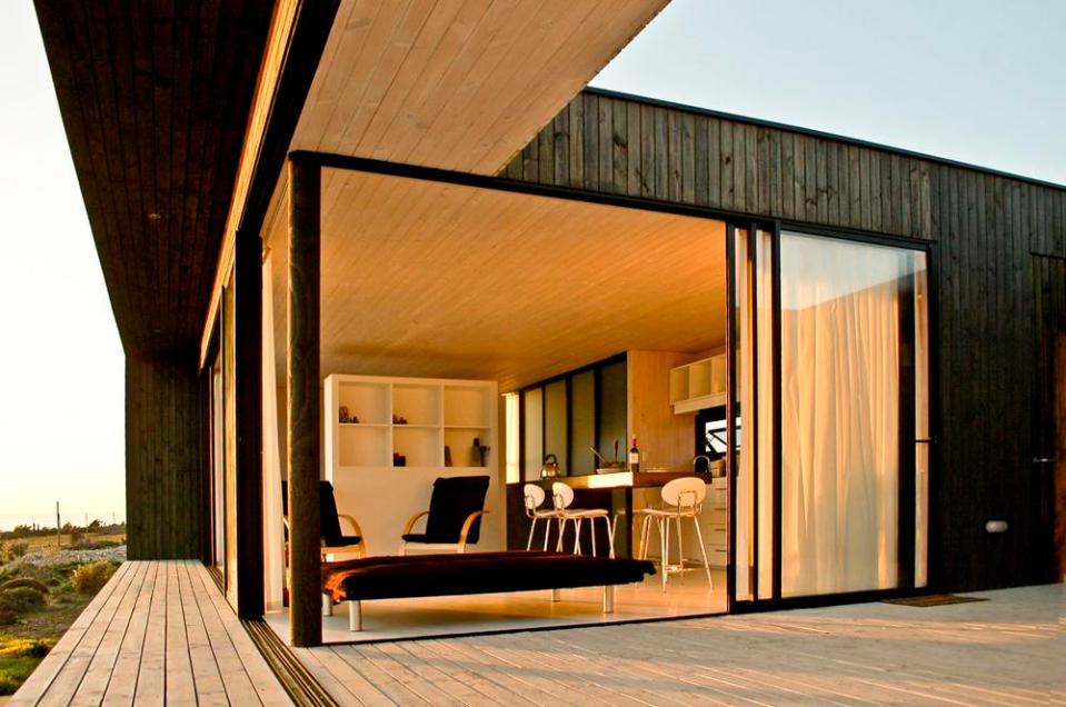 Casa B8, a small modern beach house in Chile. | www.facebook.com/SmallHouseBliss