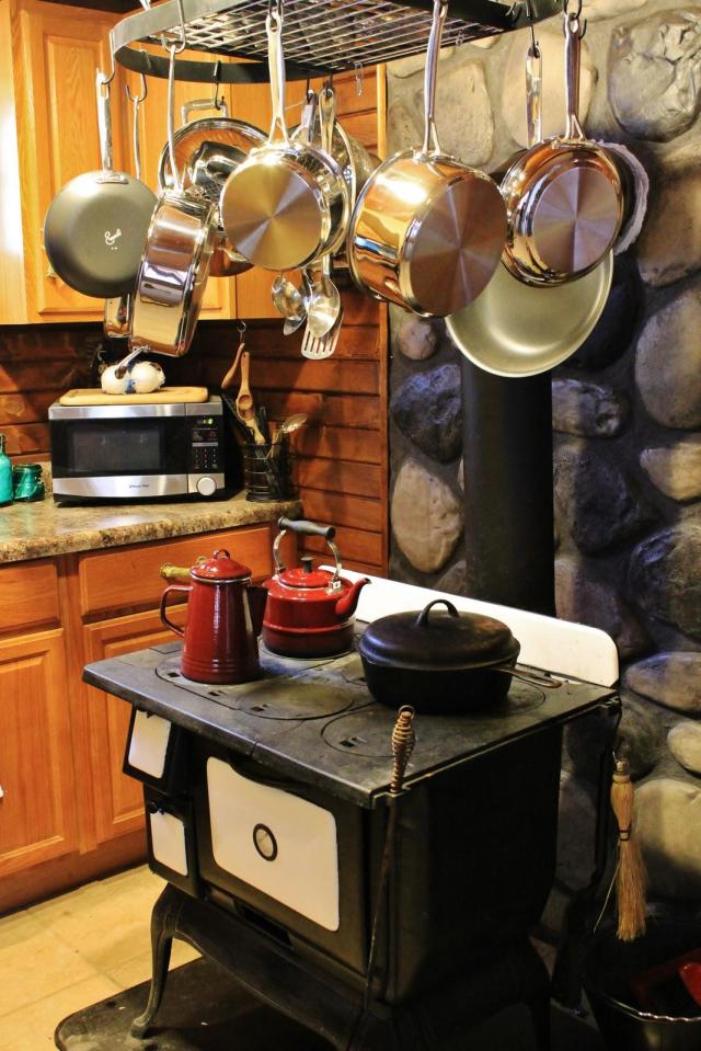 Dave Fosson's "ManCamp" cabin in the woods is 16' by 24' and has a sleeping loft. | www.facebook.com/SmallHouseBliss