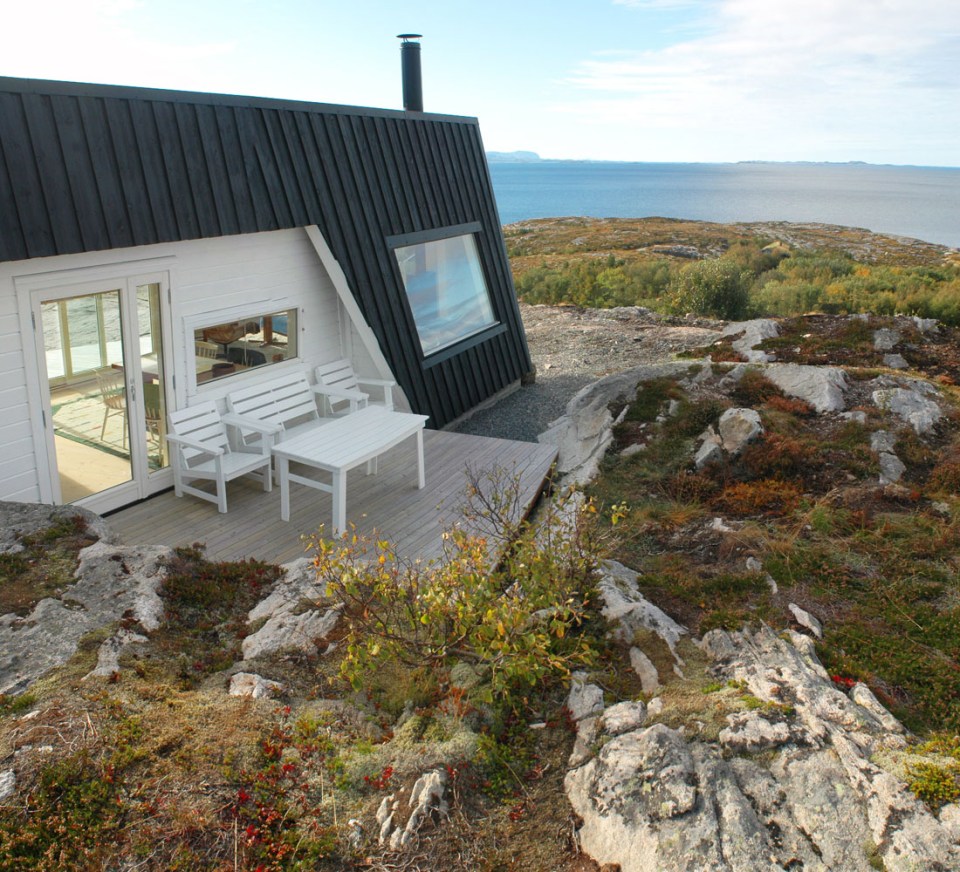 An irregular horseshoe-shaped floor plan provides shelter from the wind for this family cabin in Norway. It has 3 bedrooms in 829 sq ft. | www.facebook.com/SmallHouseBliss