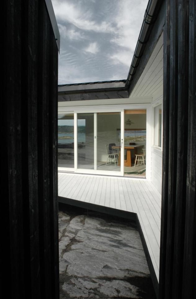 An irregular horseshoe-shaped floor plan provides shelter from the wind for this family cabin in Norway. It has 3 bedrooms in 829 sq ft. | www.facebook.com/SmallHouseBliss
