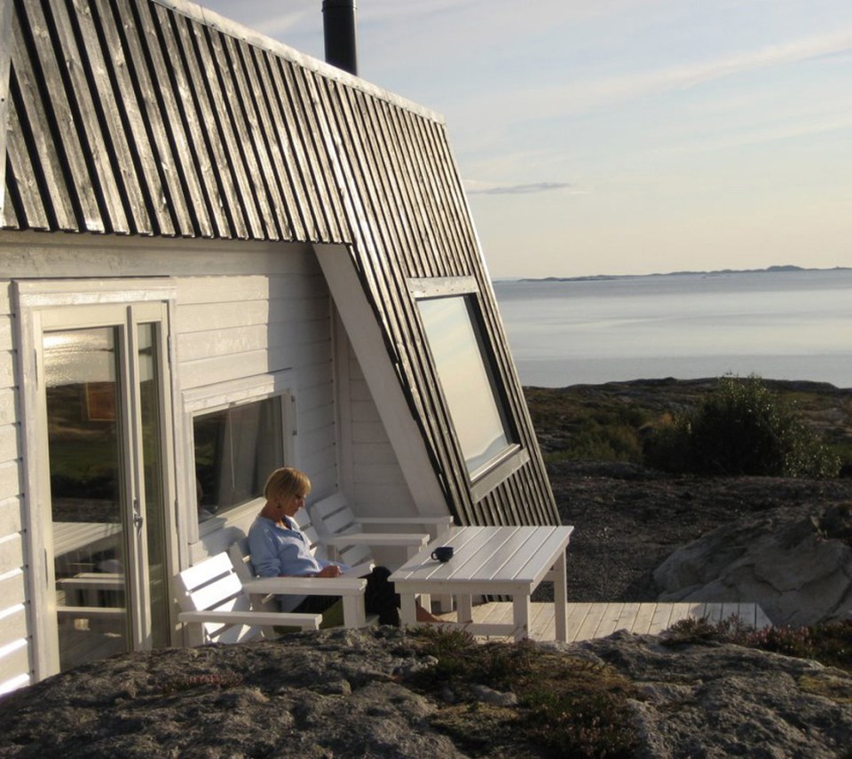 An irregular horseshoe-shaped floor plan provides shelter from the wind for this family cabin in Norway. It has 3 bedrooms in 829 sq ft. | www.facebook.com/SmallHouseBliss