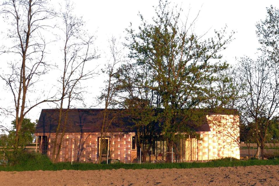 Casa T2, a simple copper-clad house with 2 bedrooms in 1,184 sq ft. | www.facebook.com/SmallHouseBliss