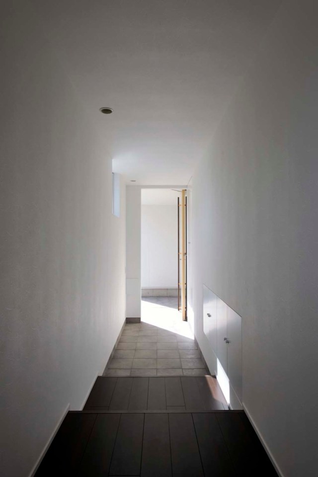 small house in Kashiba by Horibe Naoko Architect, entry hall