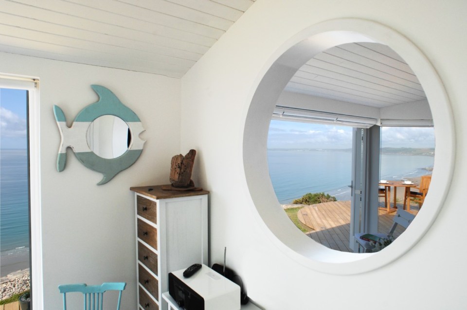 The Edge, a tiny one-bedroom beach cottage in Cornwall. | www.facebook.com/SmallHouseBliss