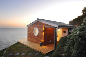 The Edge, a tiny one-bedroom beach cottage in Cornwall. | www.facebook.com/SmallHouseBliss