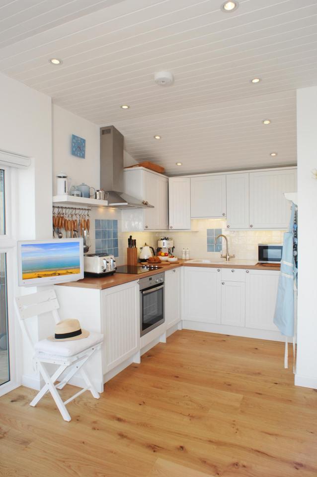 The Edge, a tiny one-bedroom beach cottage in Cornwall. | www.facebook.com/SmallHouseBliss