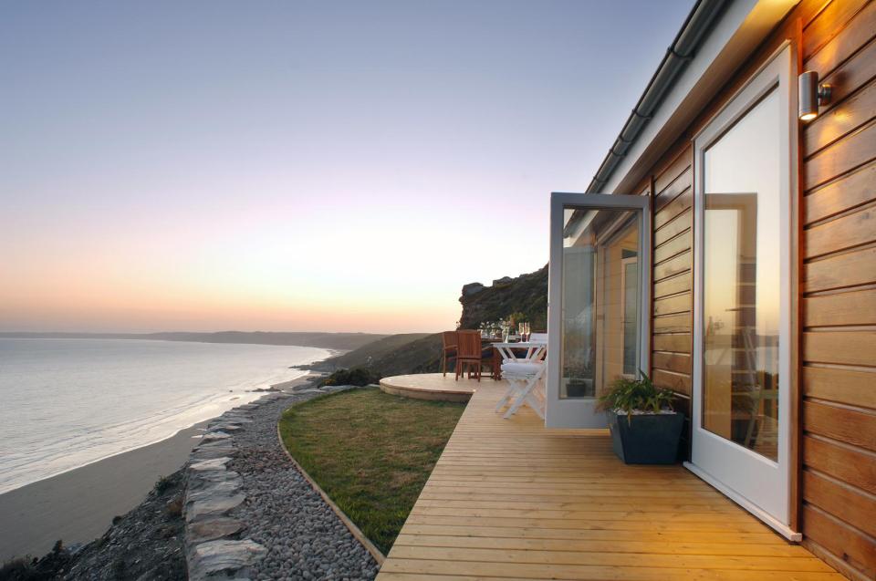 The Edge, a tiny one-bedroom beach cottage in Cornwall. | www.facebook.com/SmallHouseBliss