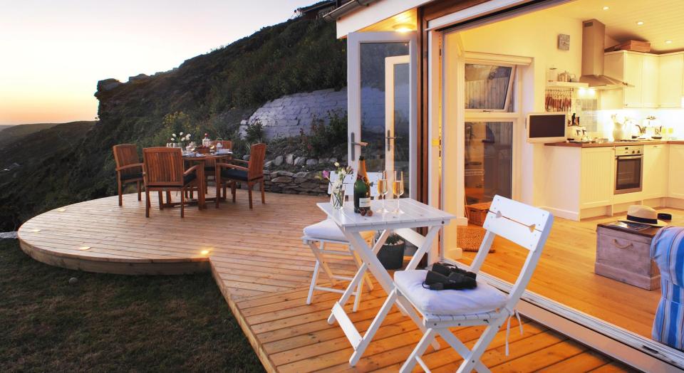 The Edge, a tiny one-bedroom beach cottage in Cornwall. | www.facebook.com/SmallHouseBliss