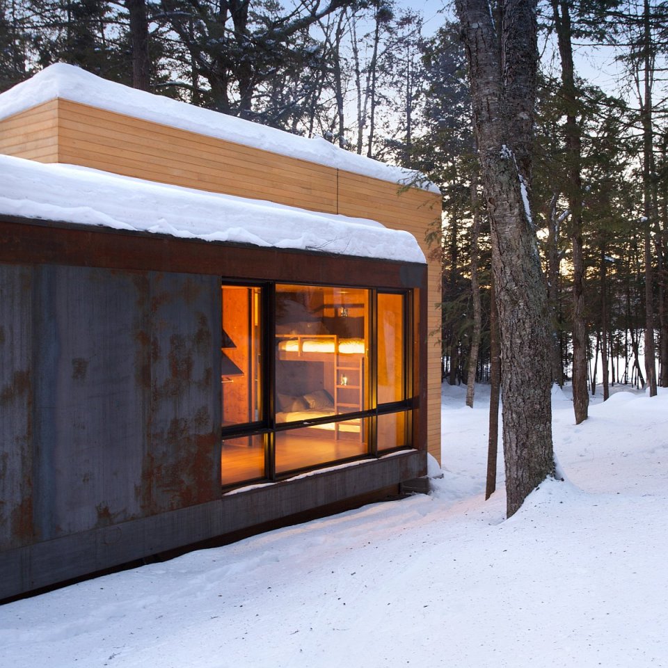 La Luge, a modern ski cabin in Quebec. | www.facebook.com/SmallHouseBliss