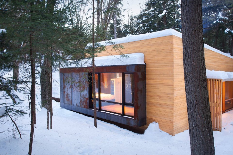 La Luge, a modern ski cabin in Quebec. | www.facebook.com/SmallHouseBliss