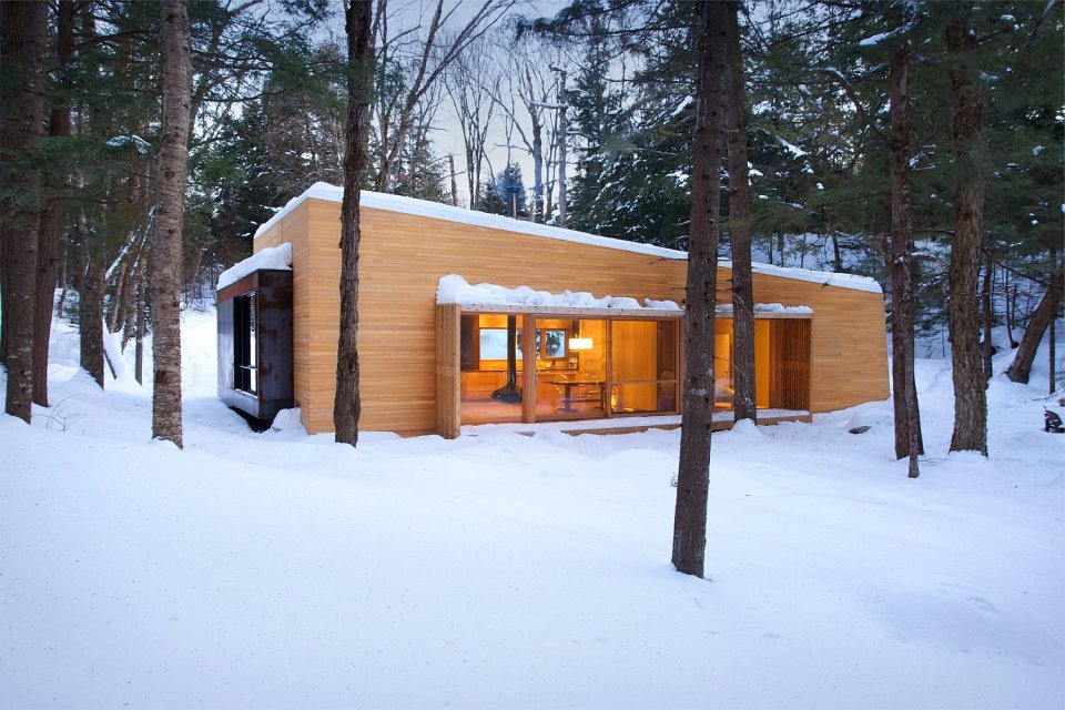 La Luge, a modern ski cabin in Quebec. | www.facebook.com/SmallHouseBliss