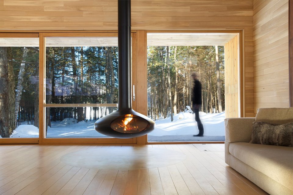 La Luge, a modern ski cabin in Quebec. | www.facebook.com/SmallHouseBliss
