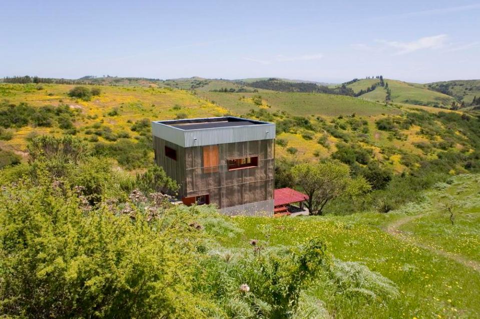 A straw bale cabin by AATA Arquitectos