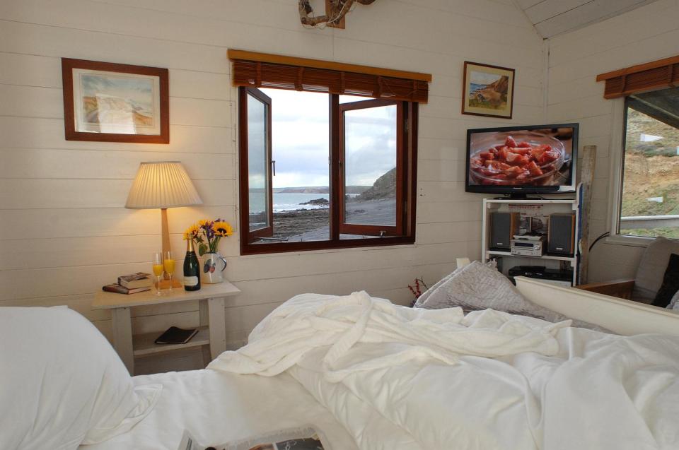 The Beach Hut, a romantic cottage in Cornwall