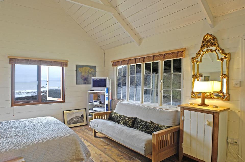 The Beach Hut, a romantic cottage in Cornwall