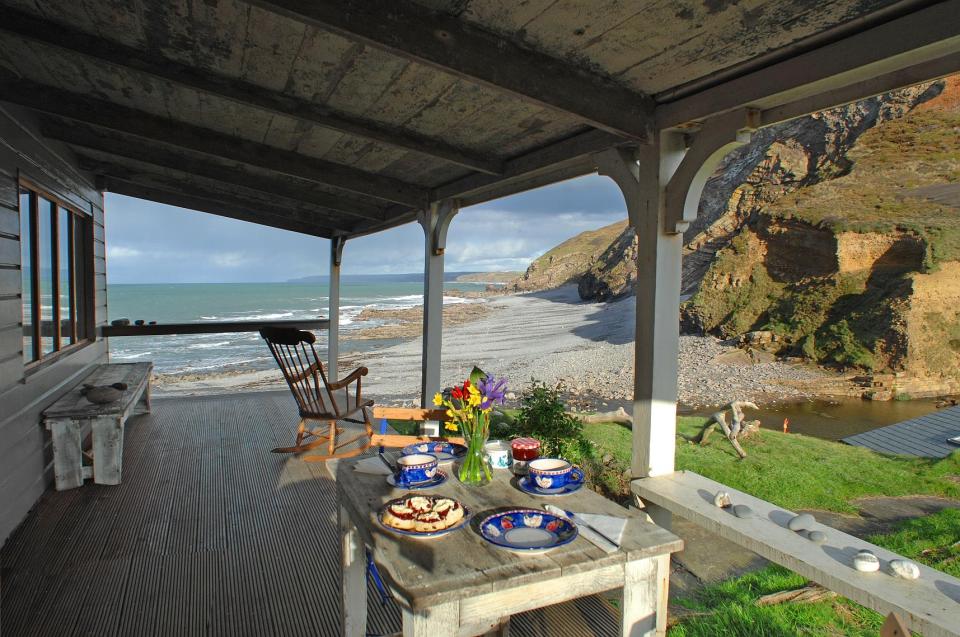 The Beach Hut, a romantic cottage in Cornwall