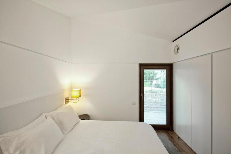 These small vacation cabins are made up of three modules that can be arranged in a variety of different ways to suit the site conditions. | www.facebook.com/SmallHouseBliss