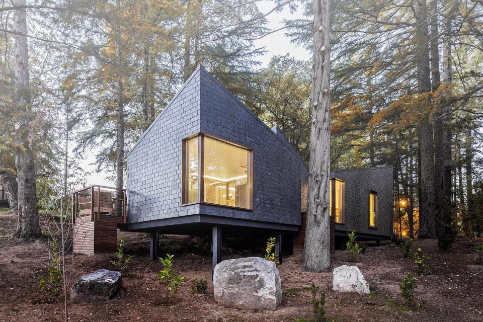 These small vacation cabins are made up of three modules that can be arranged in a variety of different ways to suit the site conditions. | www.facebook.com/SmallHouseBliss