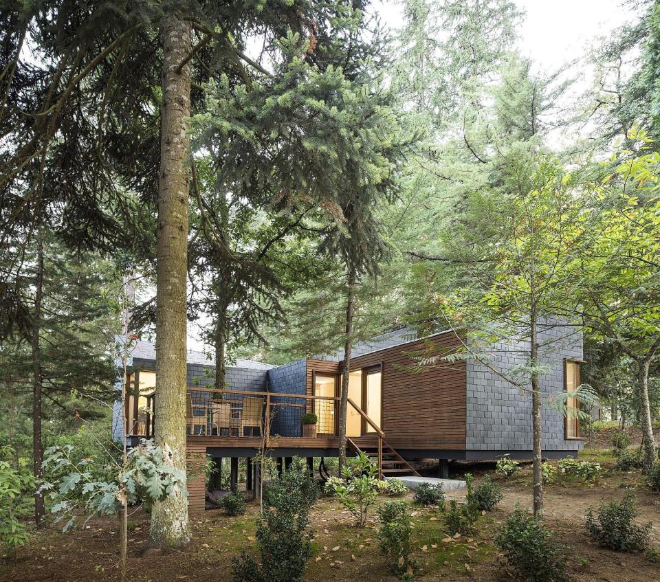 These small vacation cabins are made up of three modules that can be arranged in a variety of different ways to suit the site conditions. | www.facebook.com/SmallHouseBliss