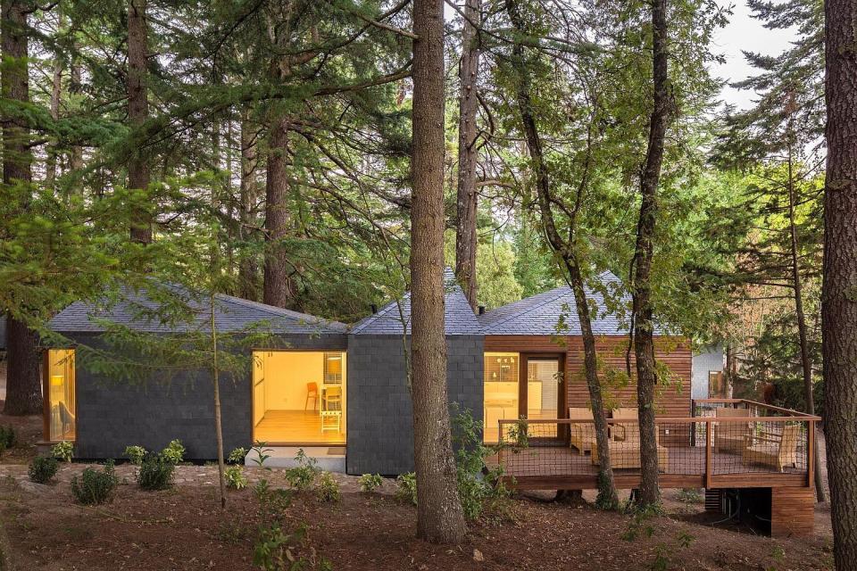 These small vacation cabins are made up of three modules that can be arranged in a variety of different ways to suit the site conditions. | www.facebook.com/SmallHouseBliss