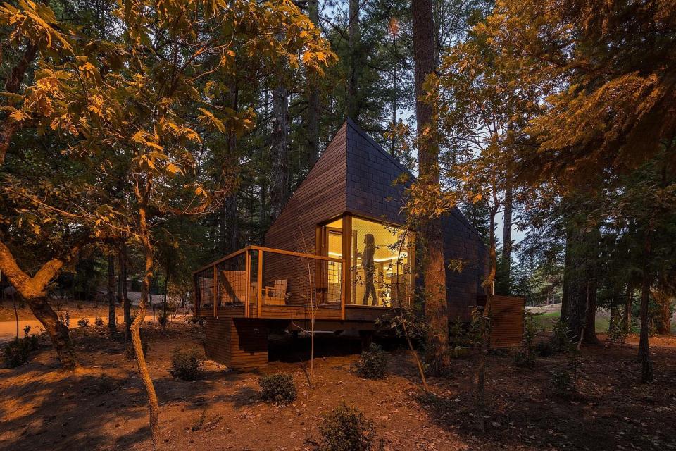 These small vacation cabins are made up of three modules that can be arranged in a variety of different ways to suit the site conditions. | www.facebook.com/SmallHouseBliss