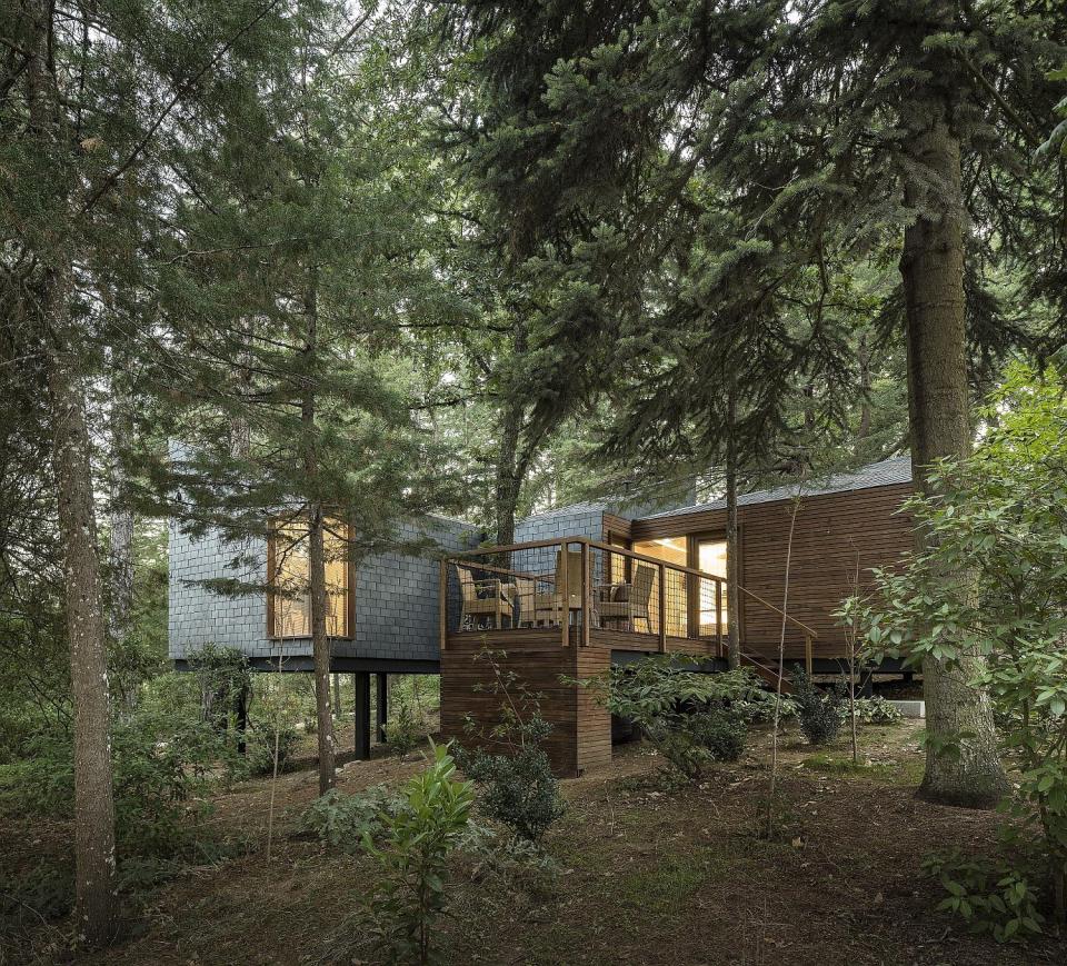 These small vacation cabins are made up of three modules that can be arranged in a variety of different ways to suit the site conditions. | www.facebook.com/SmallHouseBliss