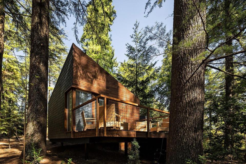 These small vacation cabins are made up of three modules that can be arranged in a variety of different ways to suit the site conditions. | www.facebook.com/SmallHouseBliss