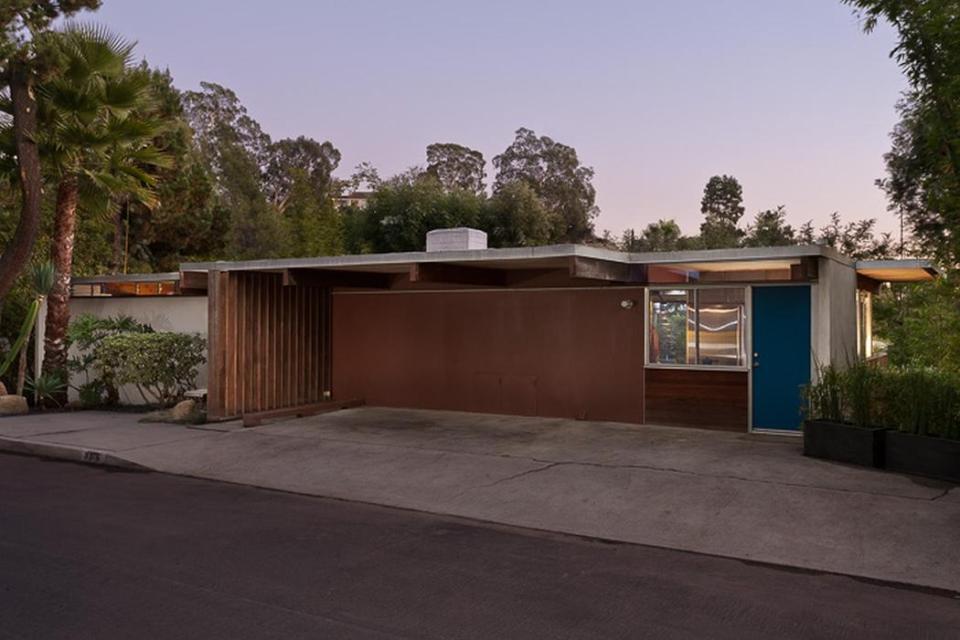 The Hailey Residence, a small mid-century modern house in Hollywood by architect Richard Neutra. | www.facebook.com/SmallHouseBliss
