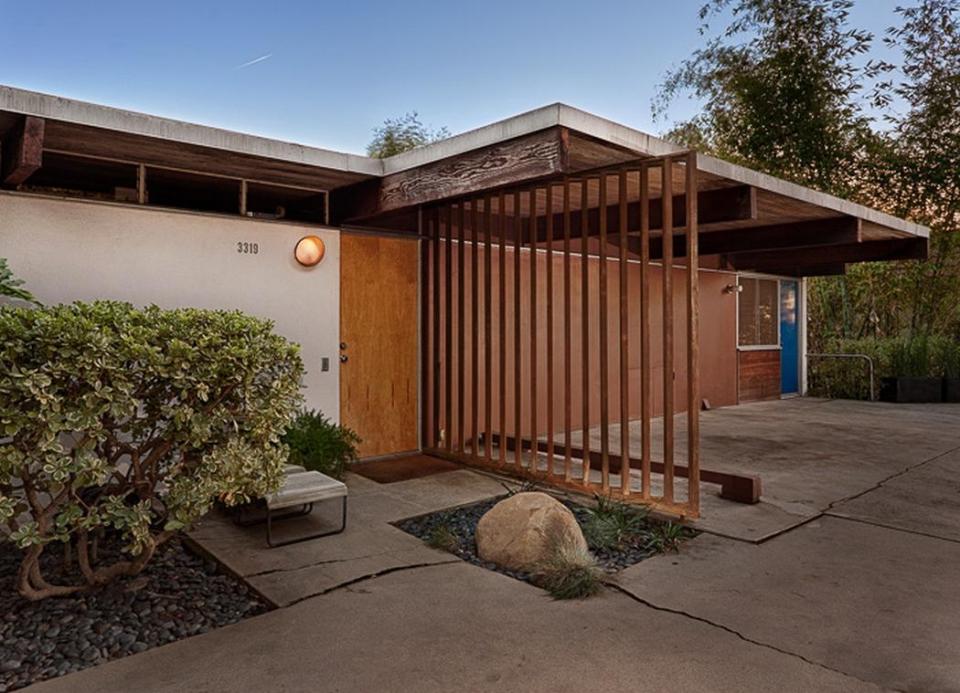 The Hailey Residence, a small mid-century modern house in Hollywood by architect Richard Neutra. | www.facebook.com/SmallHouseBliss
