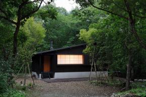 Habuka mountain retreat, a small timber-framed ski cabin in the Japanese Alps. It has 1 bedroom and a loft in 590 sq ft. | www.facebook.com/SmallHouseBliss