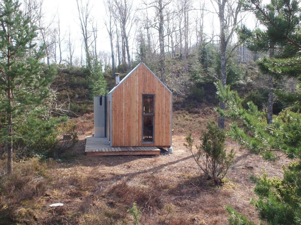 The Inshriach Bothy, a tiny artist residency studio off the grid in the Scottish Highlands. | www.facebook.com/SmallHouseBliss