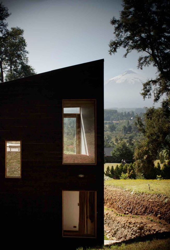 Casa en los Guindos, a small modern house in Chile. It has two bedrooms and a study in 1,399 sq ft. | www.facebook.com/SmallHouseBliss