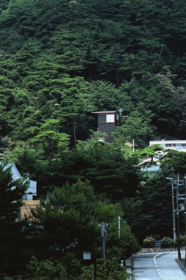 House On a Mountainside, a small house by Keiichi Hayashi